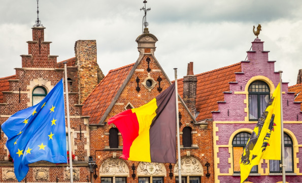 De Europese, Belgische en Vlaamse vlag op de markt van Brugge